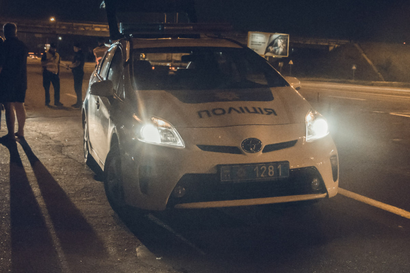 Угрожали водителю и требовали с него деньги: в Киеве в ДТП сбили женщину